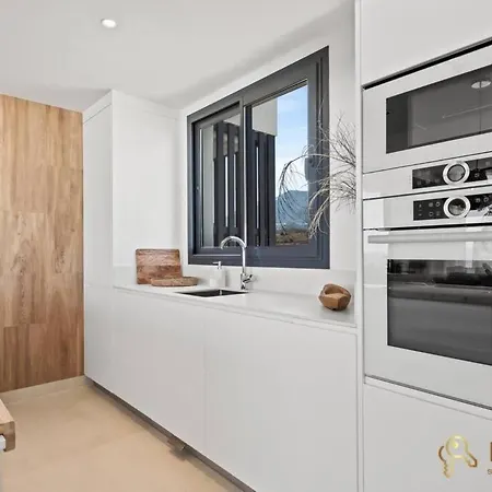 Atico De Lujo Con Jacuzzi En Higueron West *