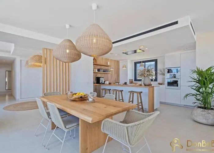 Atico De Lujo Con Jacuzzi En Higueron West Fuengirola